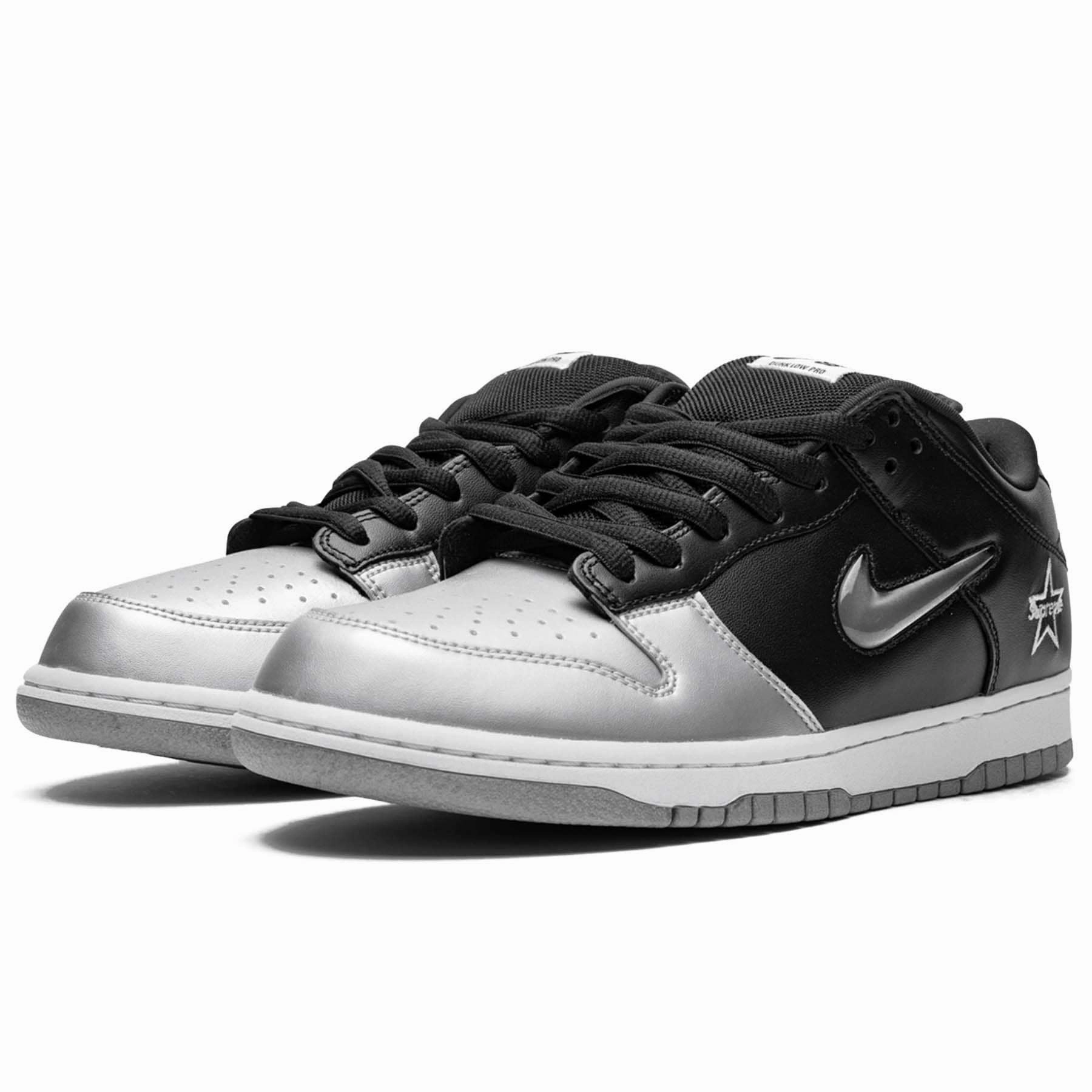 Supreme x Nike Dunk SB Low QS 'Metallic Silver' Nike SB skateboarding shoes
