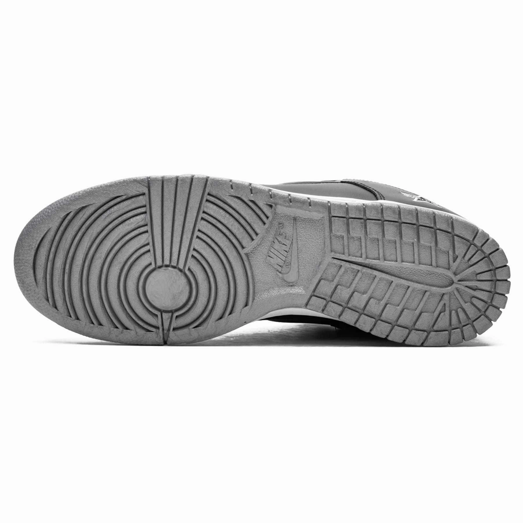 Supreme x Nike Dunk SB Low QS 'Metallic Silver' Nike SB skateboarding shoes