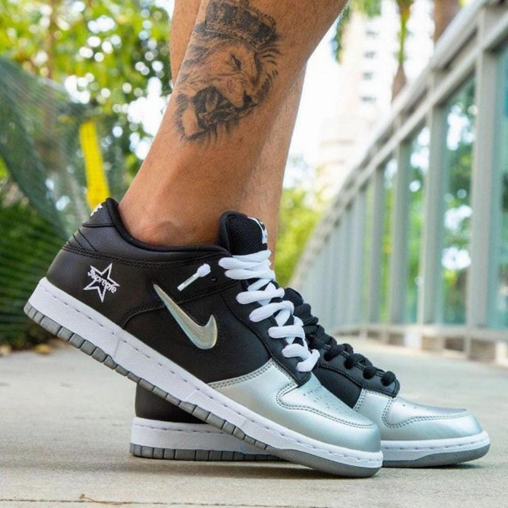 Supreme x Nike Dunk SB Low QS 'Metallic Silver' Nike SB skateboarding shoes
