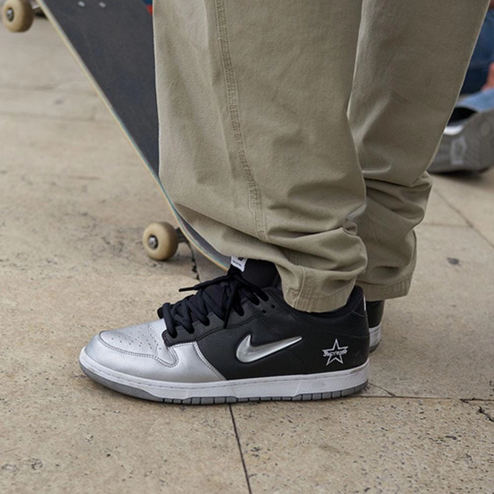 Supreme x Nike Dunk SB Low QS 'Metallic Silver' Nike SB skateboarding shoes