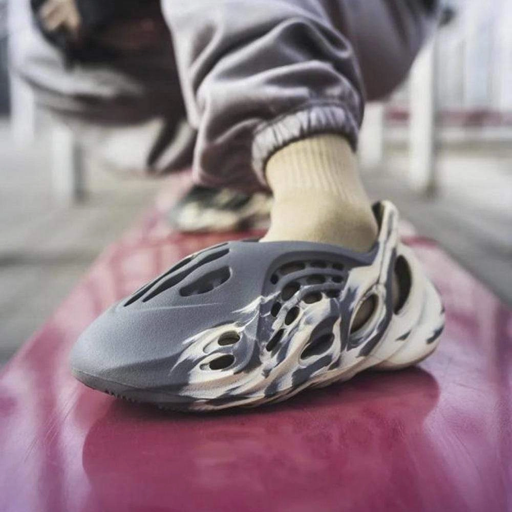 Yeezy Foam Runner 'MXT Moon Grey' Foam Runner Collection