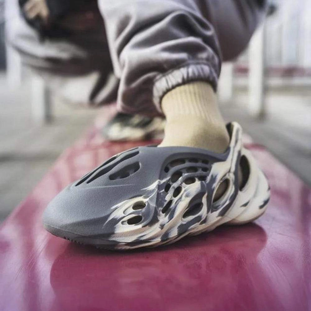 Yeezy Foam Runner 'MXT Moon Grey' Yeezy futuristic fashion sneakers