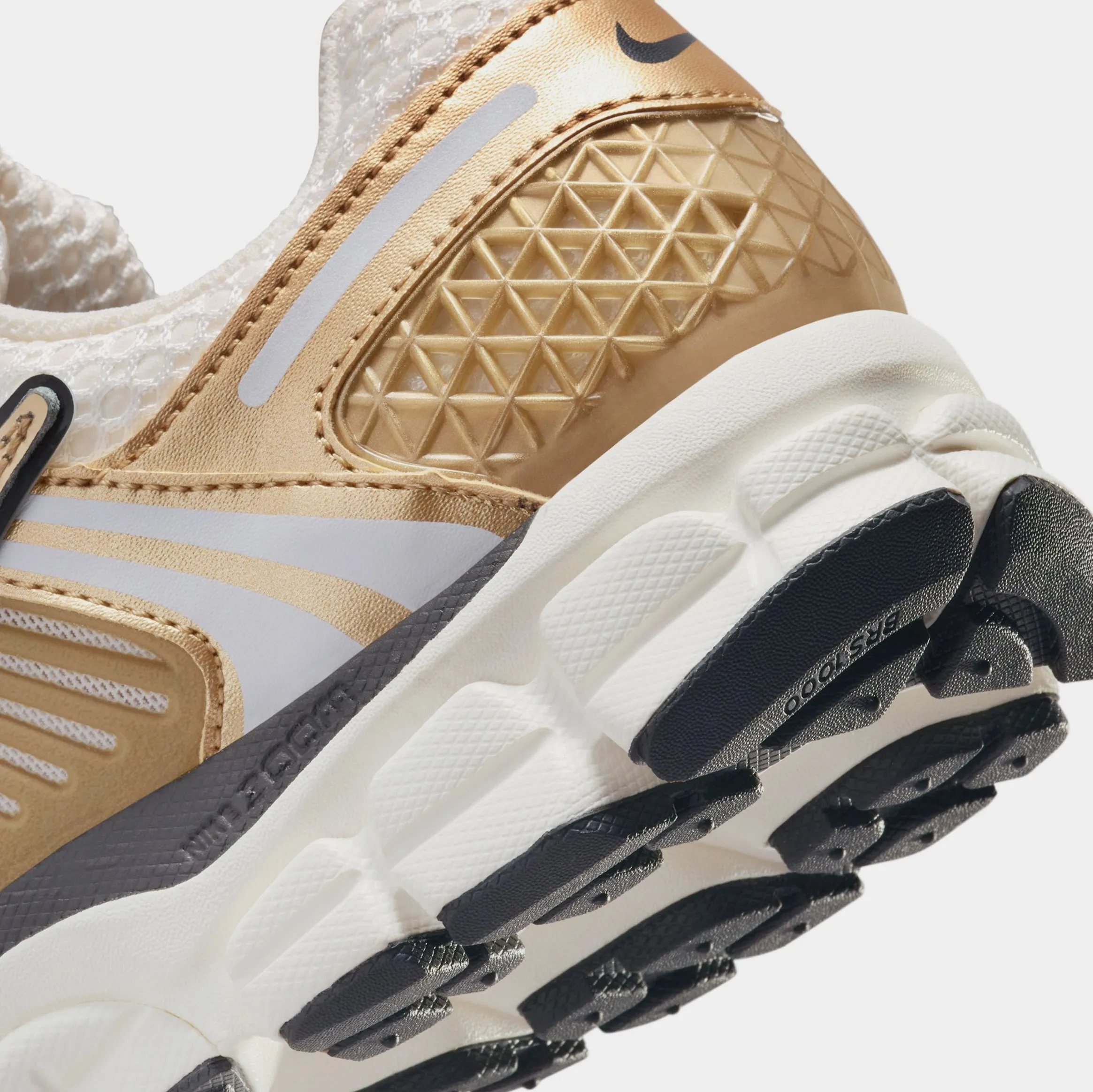 Zoom Vomero 5 Gold Womens Running Shoes (Photon Dust/Metallic Gold/Gridiron/Sail) Zoom Vomero 5 Nike