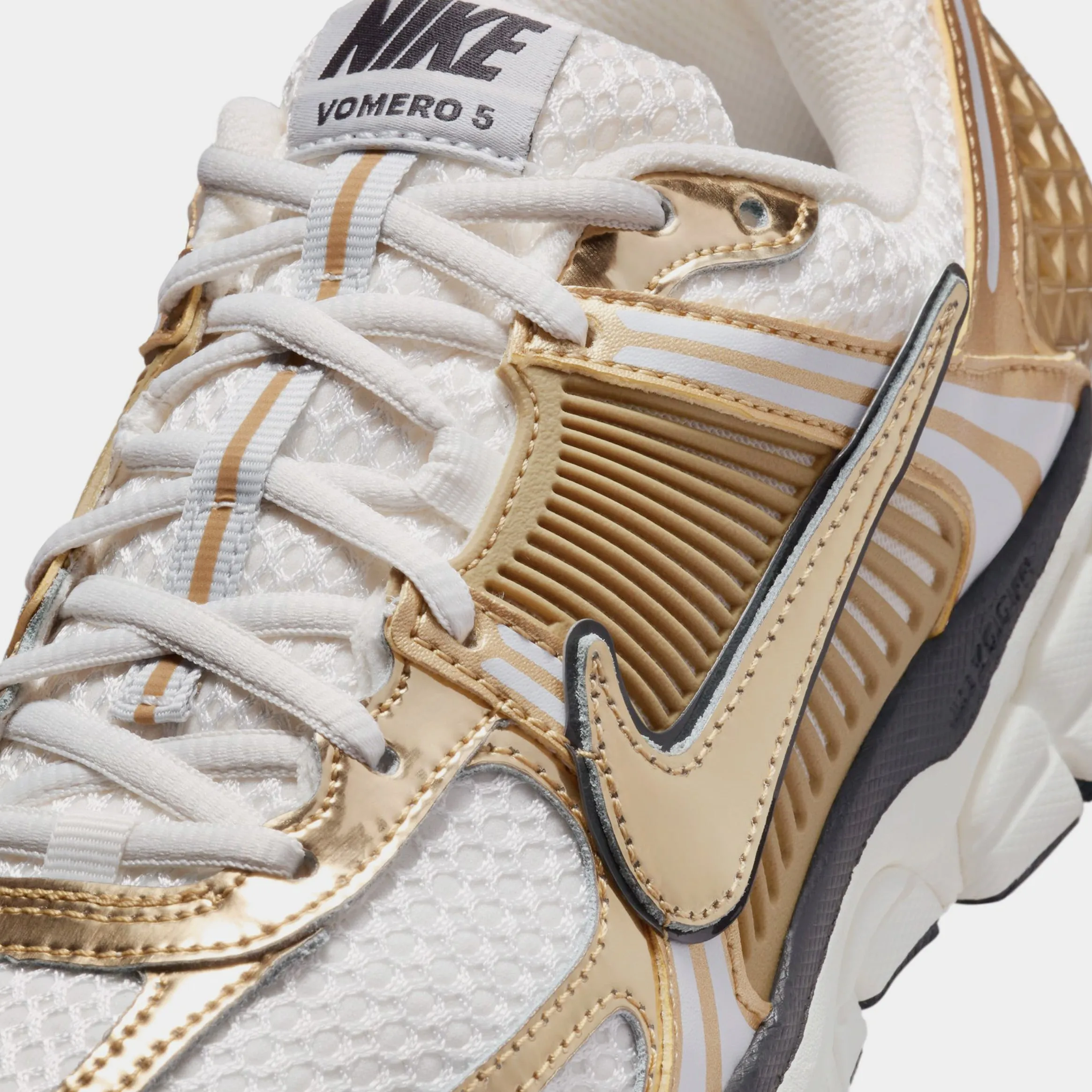 Zoom Vomero 5 Gold Womens Running Shoes (Photon Dust/Metallic Gold/Gridiron/Sail) Zoom Vomero 5 Nike