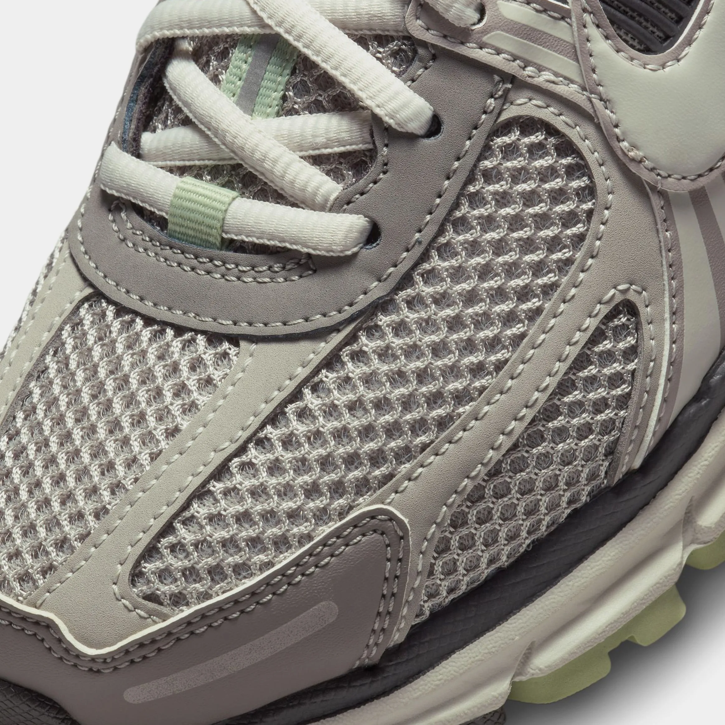 Zoom Vomero 5 Womens Running Shoes (Cobblestone/Flat Pewter/White) Zoom Vomero 5 Nike