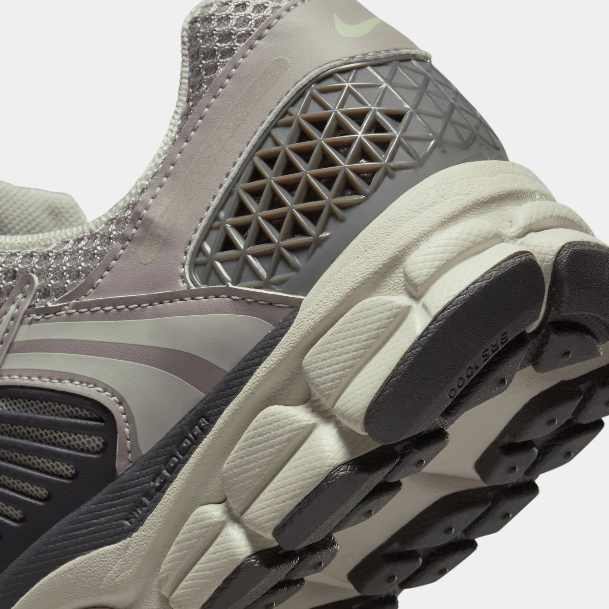 Zoom Vomero 5 Womens Running Shoes (Cobblestone/Flat Pewter/White) Zoom Vomero 5 Nike