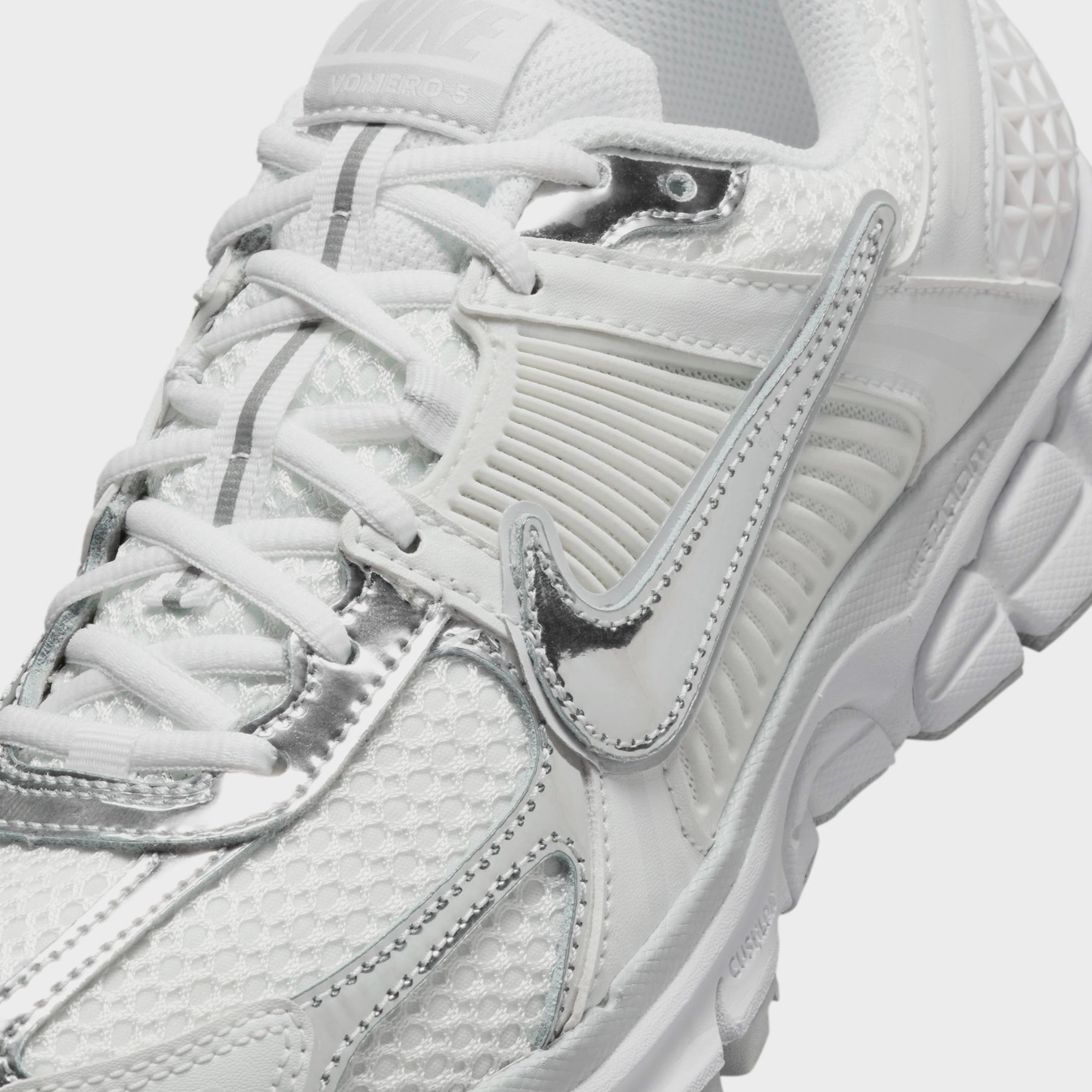 Zoom Vomero 5 Chrome Toe Womens Running Shoes (White/Metallic Silver/Summit White) Zoom Vomero 5 Nike