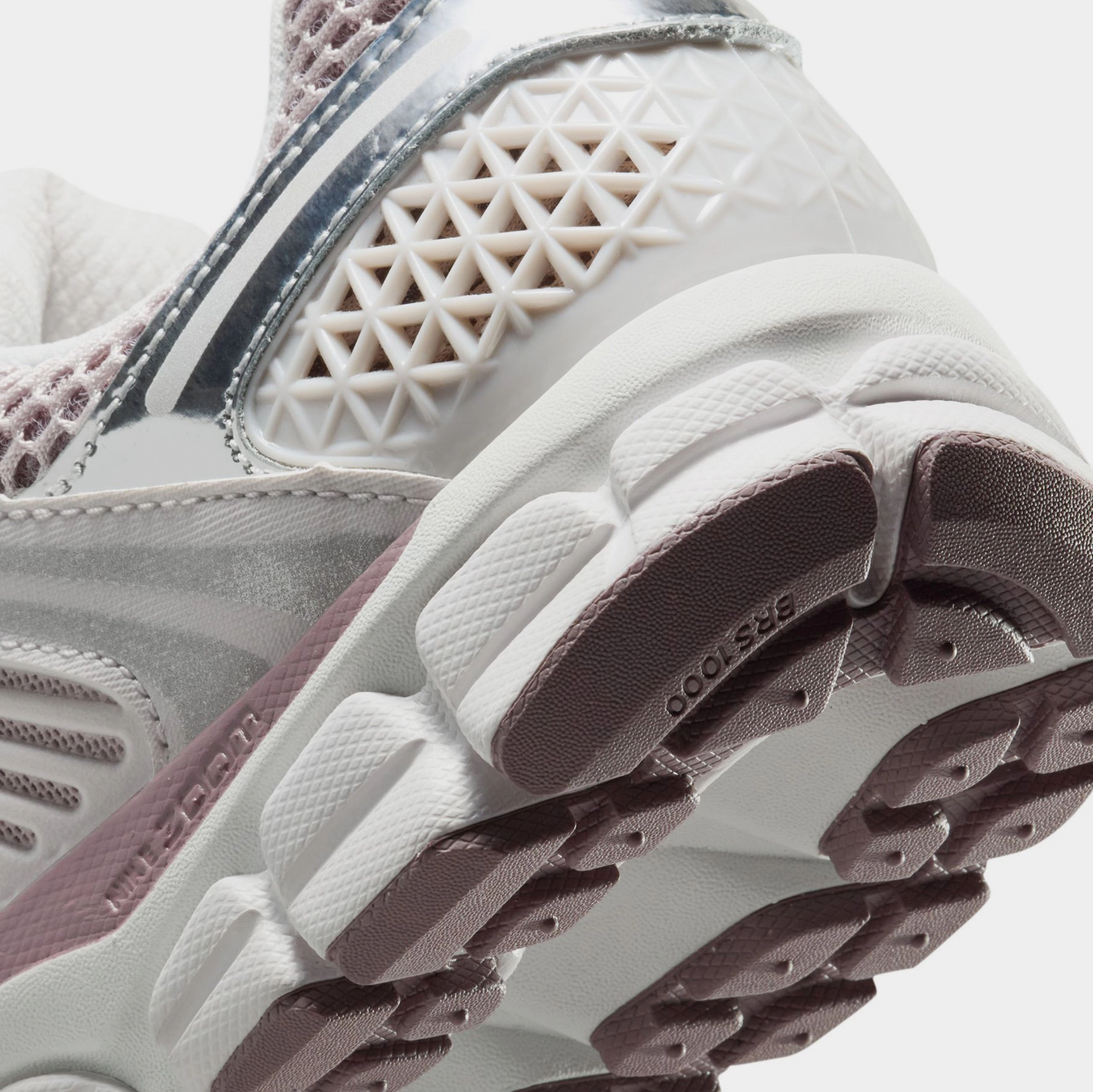 Zoom Vomero 5 Womens Running Shoes (Vast Grey/Matallic Silver) Zoom Vomero 5 Nike